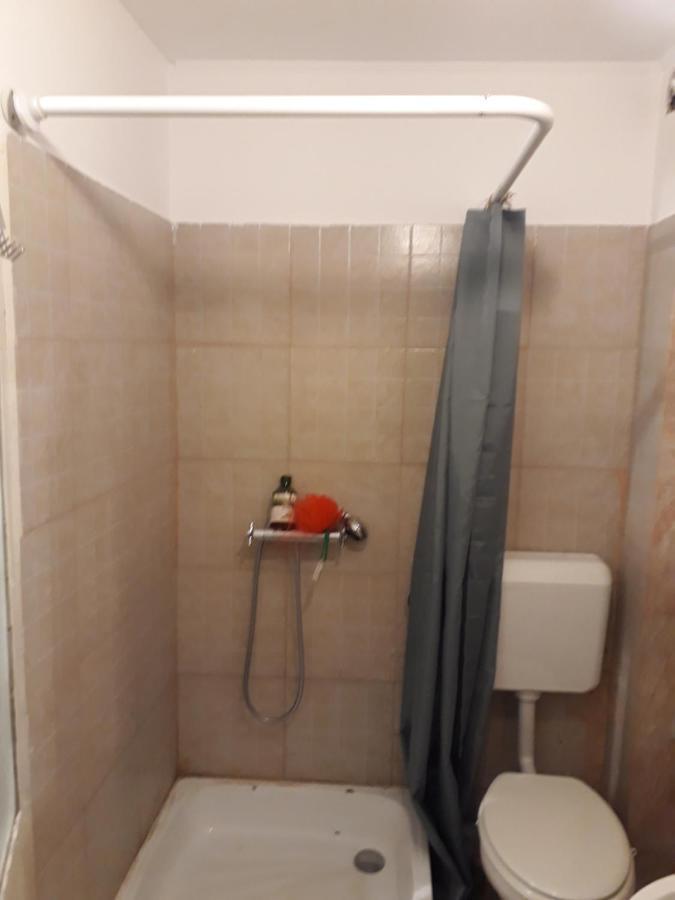 Tobyta Nu Primesc Santieristi Si Petrecareti * Bucureşti